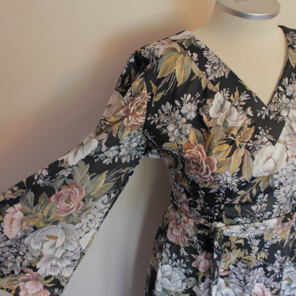 VINTAGE 1970s Bell Sleeve Floral Dress - Picture 3 of 10